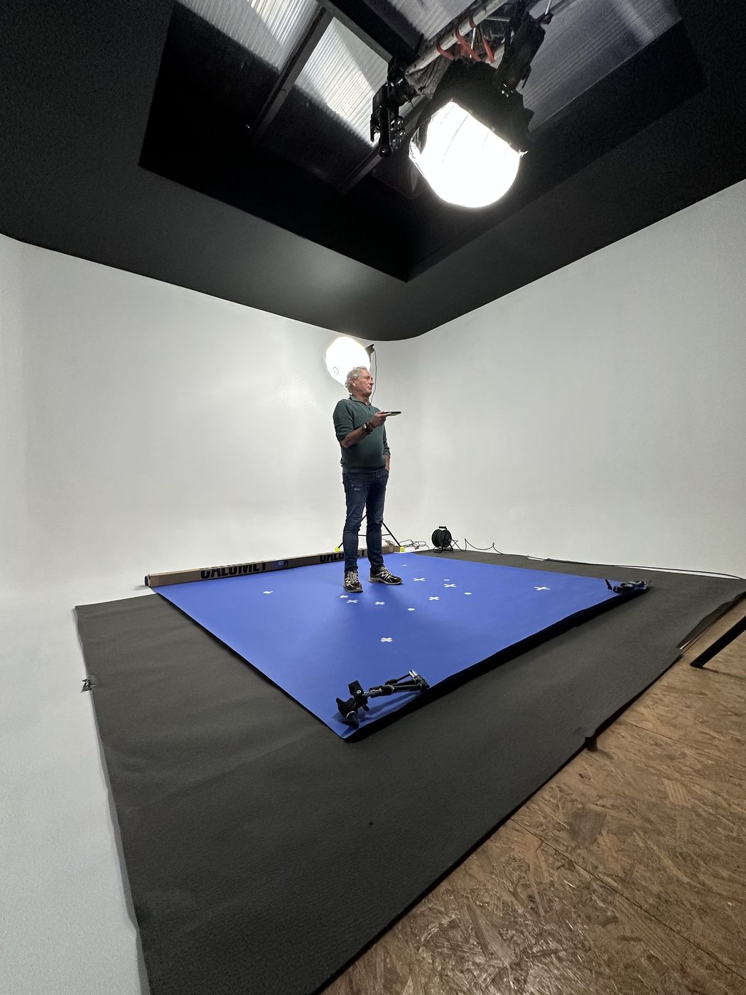 Opname op een blauw doek met een enkele lamp aan het plafond