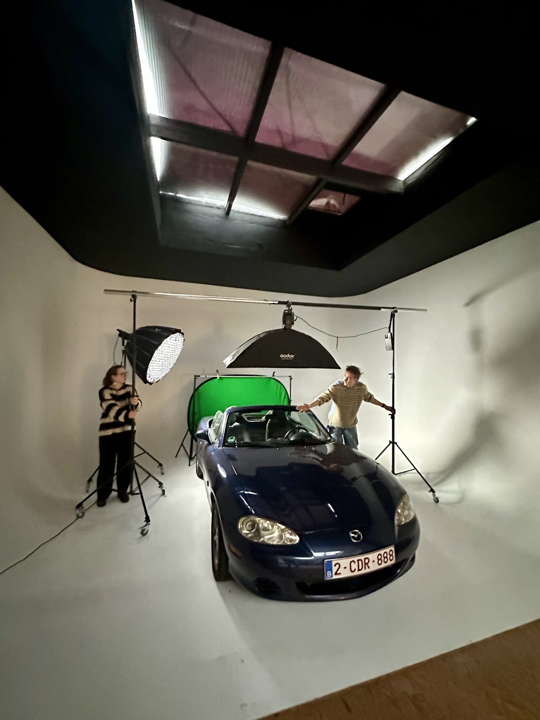 Een wagen in de studio, uitgelicht met twee softboxen en een groen scherm